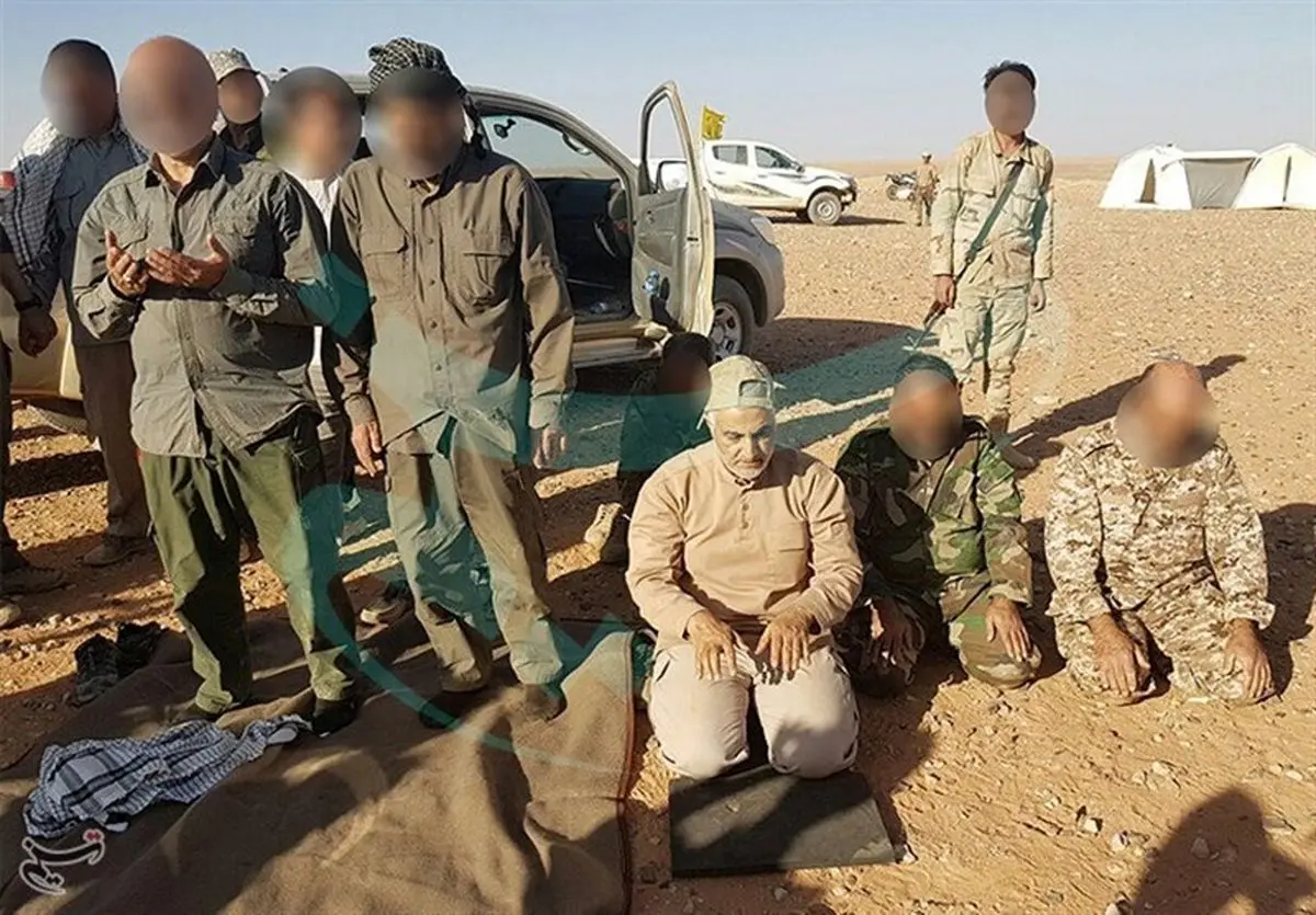 لشگر فاطمیون در سوریه به مرز عراق رسید/ نماز شکر سردار سلیمانی در مرز عراق و سوریه+عکس