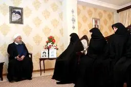تصویری از رئیس جمهور در دیدار صمیمی با خانواده شهیدان یاسری