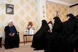 تصویری از رئیس جمهور در دیدار صمیمی با خانواده شهیدان یاسری