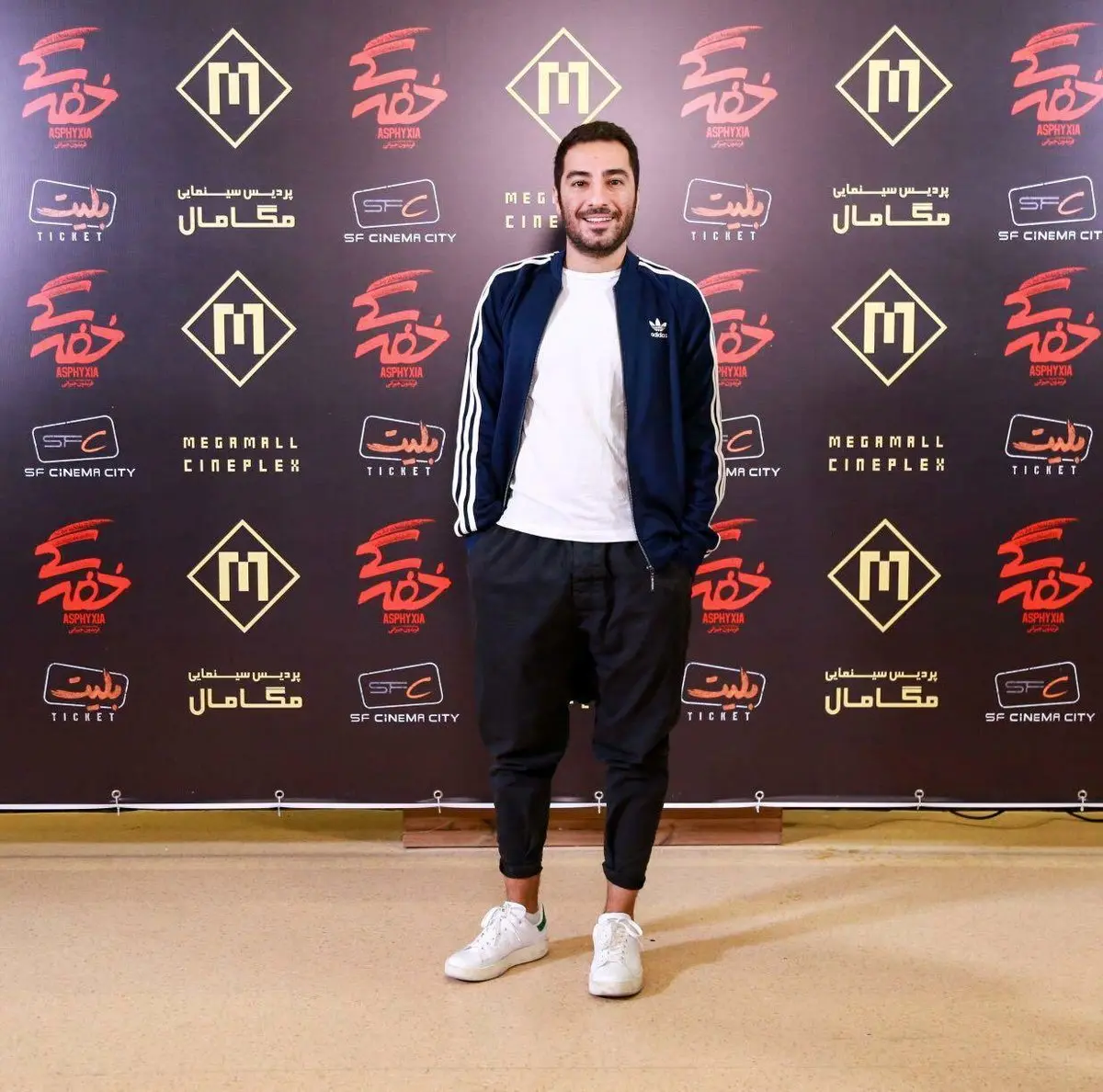 تیپ عجیب نوید محمدزاده در اکران مردمی فیلم خفه‌گی/عکس