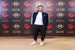تیپ عجیب نوید محمدزاده در اکران مردمی فیلم خفه‌گی/عکس
