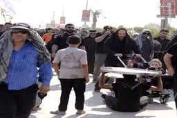 عکس/ محمدباقر قالیباف در حال هل دادن کالسکه در راهپیمایی اربعین