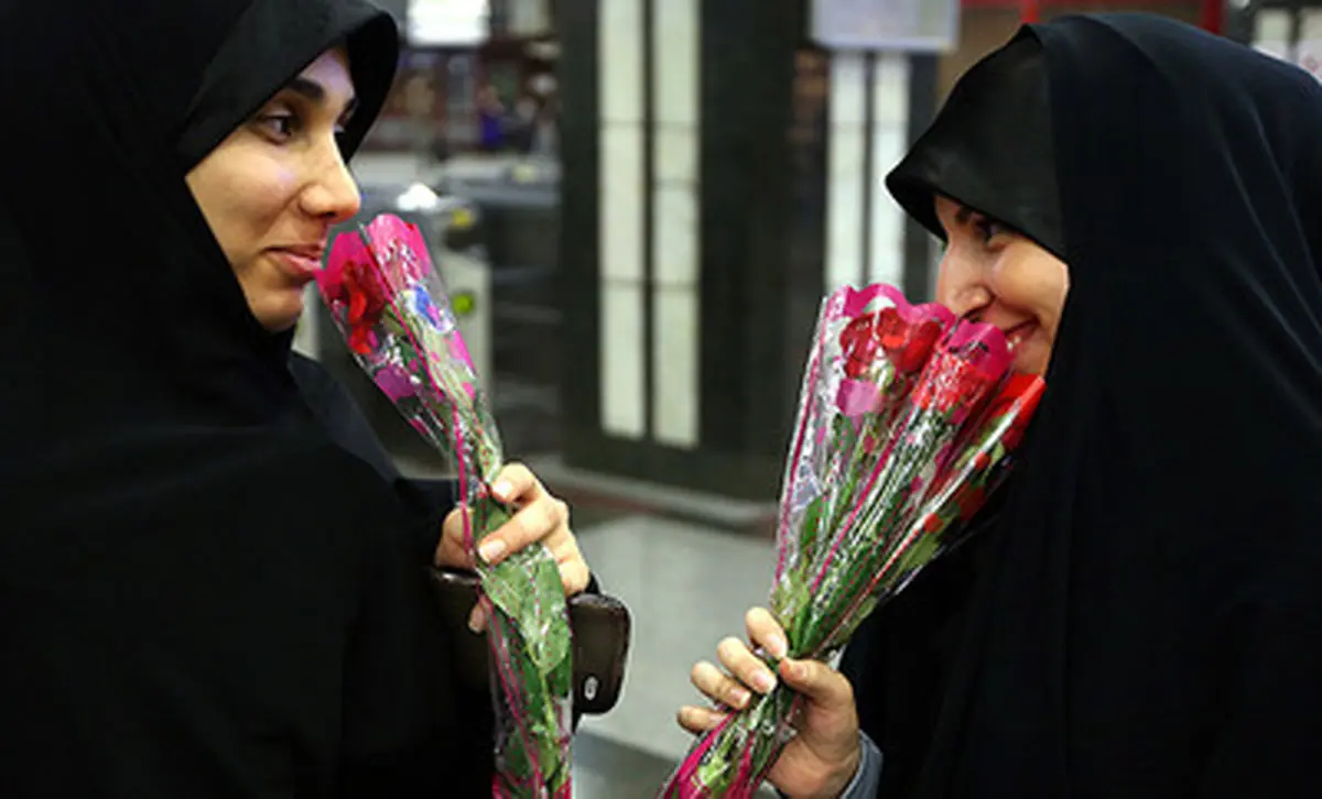 یک شاخه گل هدیه به بانوان محجبه/تصاویر