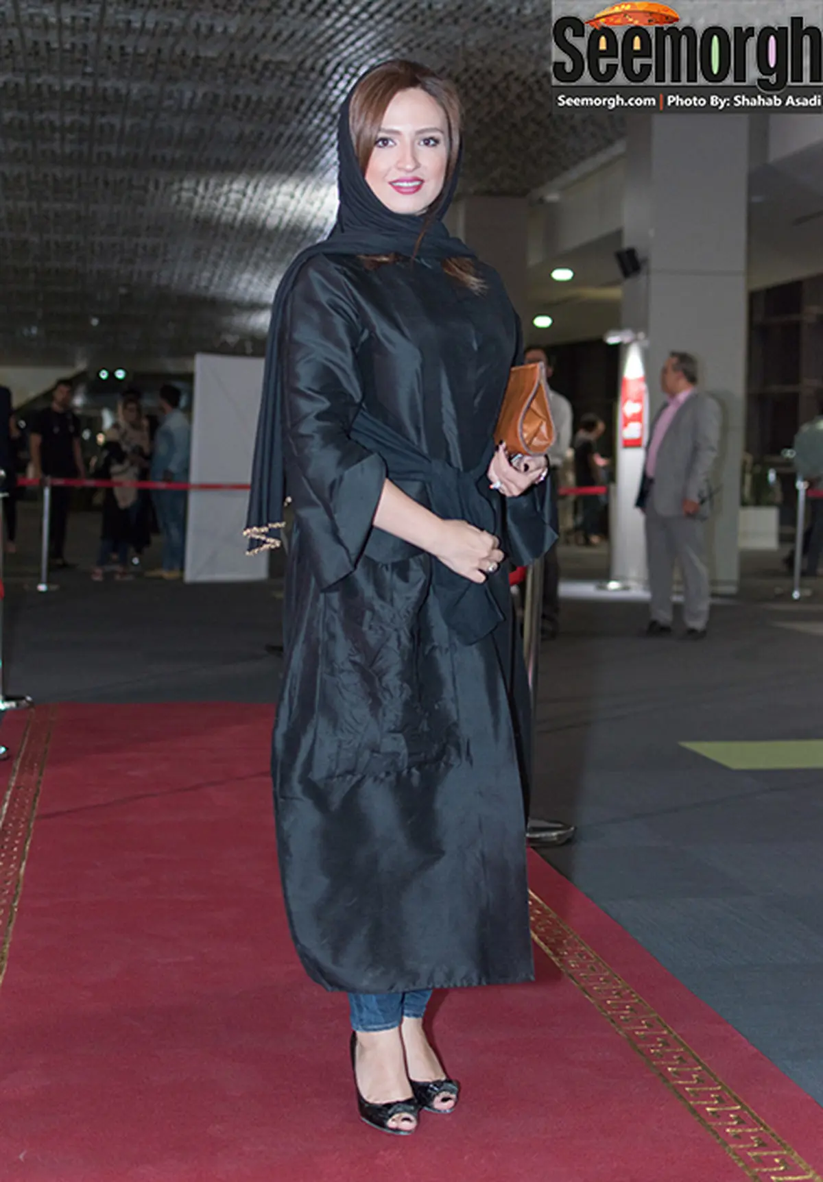 گلاره عباسی در فرش قرمز فیلم آخرین بار کی سحر رو دیدی؟