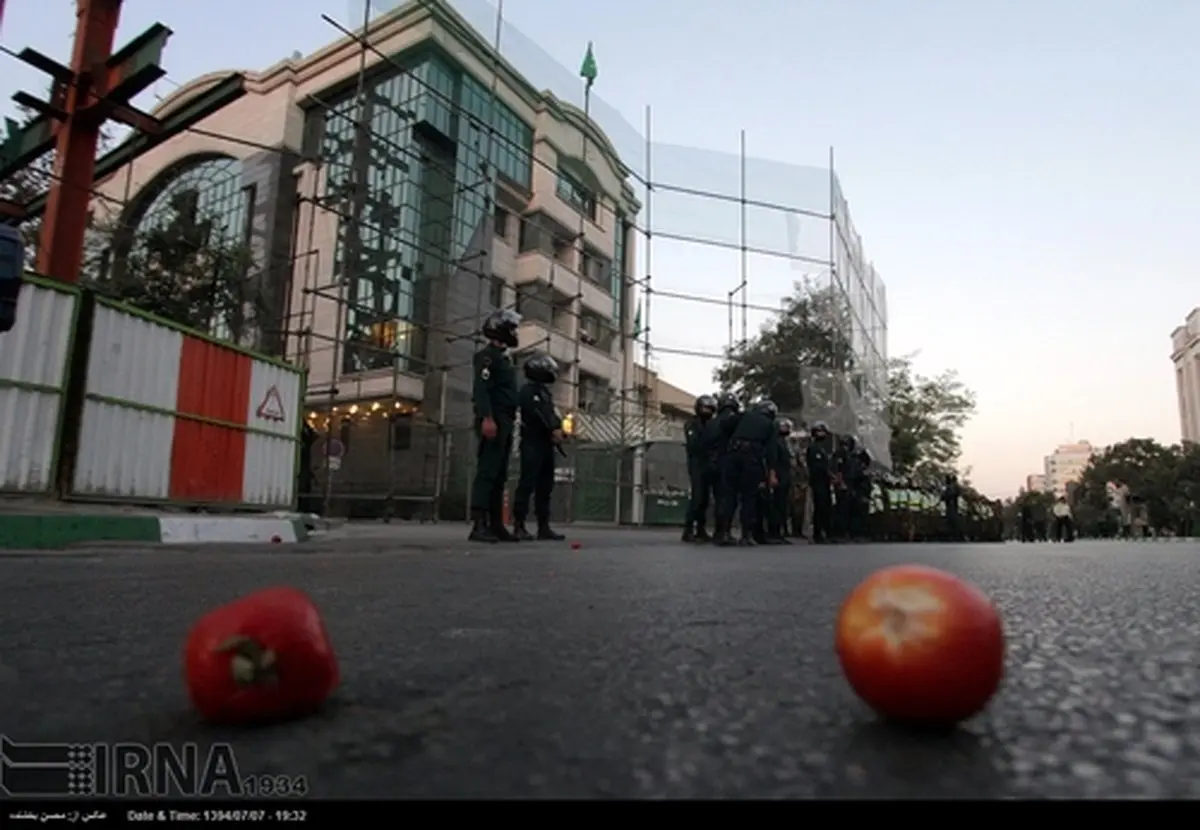 پرتاب گوجه و شکستن شیشه‌های سرکنسولگری عربستان/تصاویر