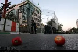 پرتاب گوجه و شکستن شیشه‌های سرکنسولگری عربستان/تصاویر