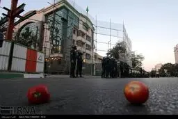 پرتاب گوجه و شکستن شیشه‌های سرکنسولگری عربستان/تصاویر