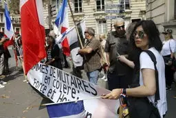 تصاویری دیدنی از از تظاهرات همسرانِ عصبانی نظامیان فرانسه