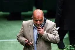 مدل «هندزفری» عجیب یک نماینده در صحن علنی مجلس/ عکس