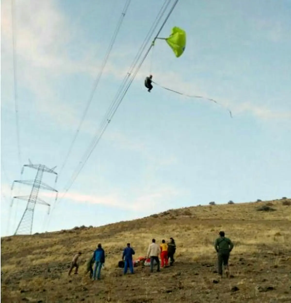 سقوط چترباز ۶۵ ساله بر روی کابل برق فشار قوی در کرج / عکس