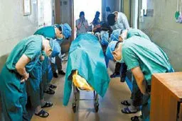 تصویری زیبا از احترام پزشکان به پیکر بیمار