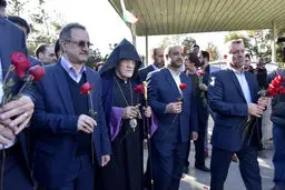 عکسی از عطر افشانی و گل‌باران در قبرستان ارامنه