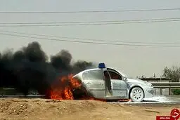خودرو پلیس در وسط جاده آتش گرفت+ تصاویر