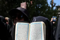 قرائت قرآن توسط قاری بین‌المللی جلوی سفارت سوئد