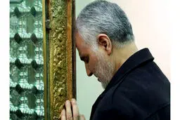 باز کردن درب حرم حضرت زینب(س) به دست شهید سلیمانی