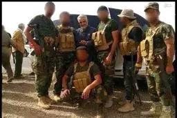 دست «حاج قاسم سلیمانی» بر سر رزمندگان «اهل حق» / عکس