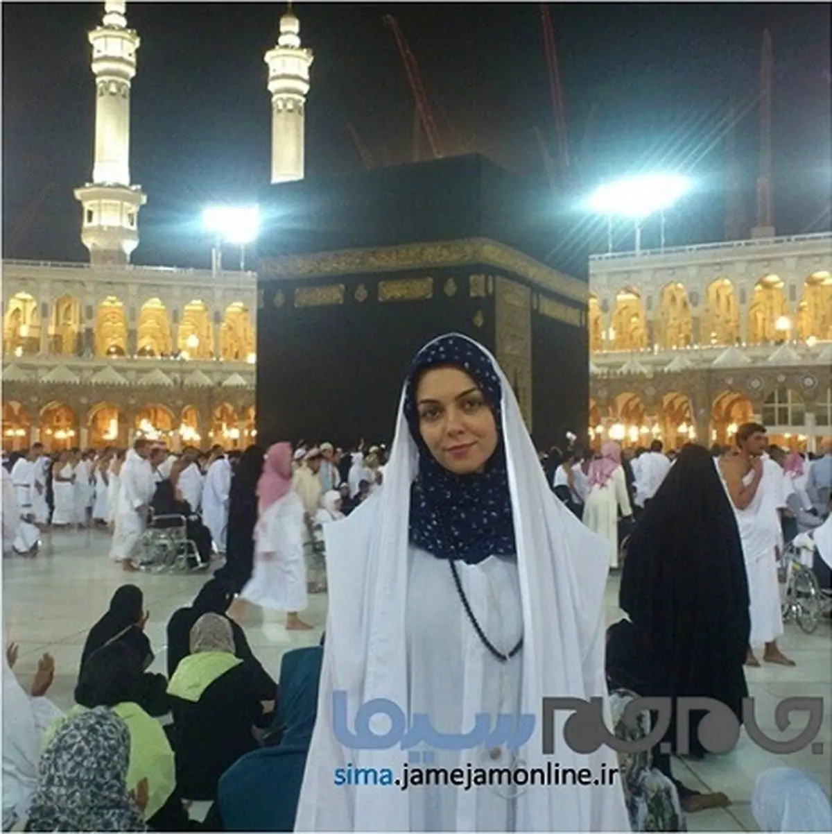 «آزاده نامداری» در کنار خانه خدا/ عکس