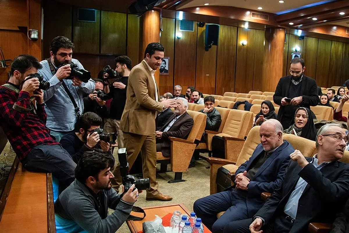 عکس: زنگنه مقابل دوربین عکاسان!