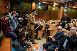 عکس: زنگنه مقابل دوربین عکاسان!