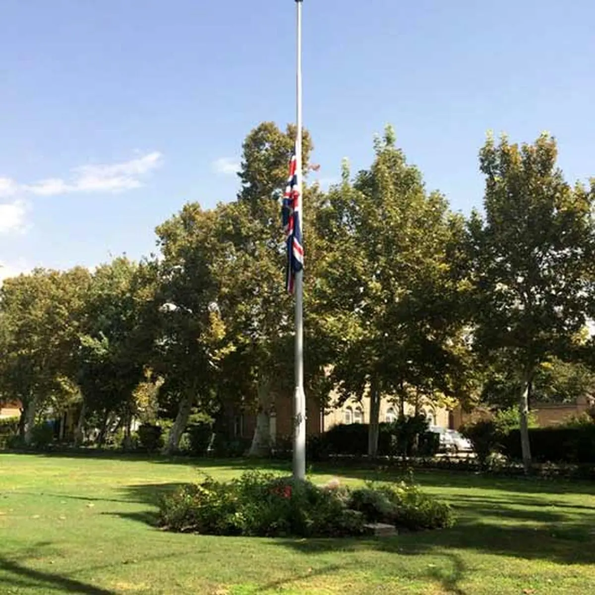 عکس: سفارت انگلیس در تهران عزادار شد