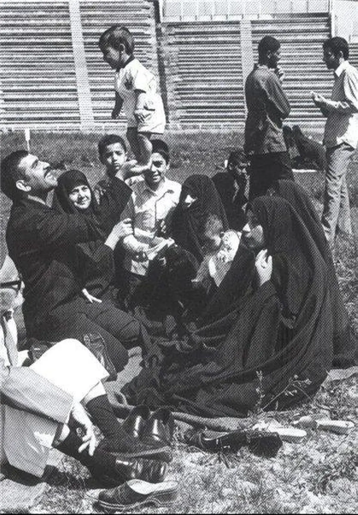 تصویری تاریخی از دیدار اسرای عراقی با خانواده‌هایشان