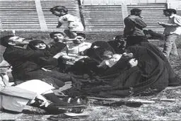 تصویری تاریخی از دیدار اسرای عراقی با خانواده‌هایشان