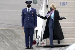 بازگشت "جیل بایدن" بانوی اول آمریکا به فرودگاه واشنگتن+عکس