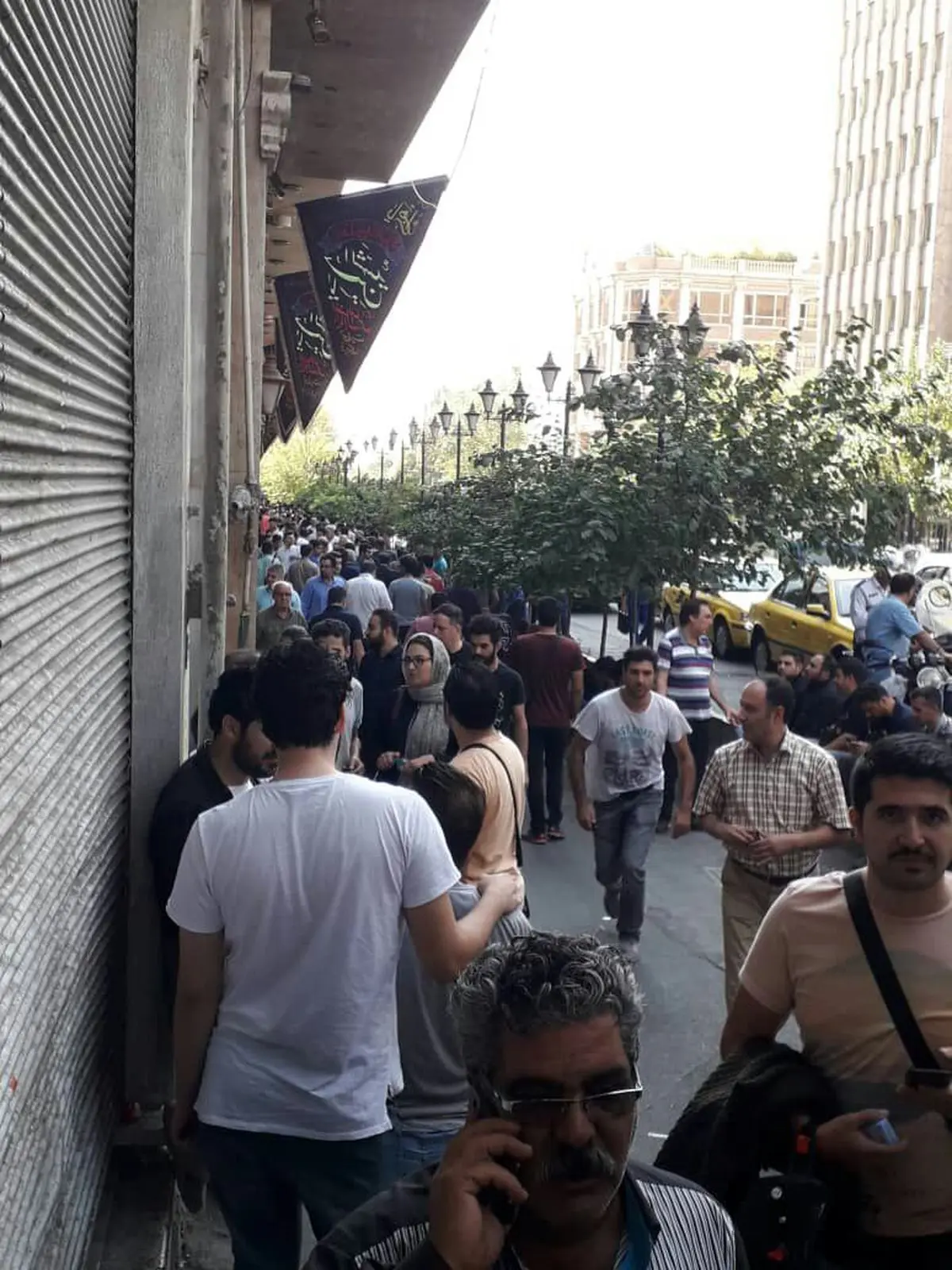 گزارش تصویری نامه نیوز از وضعیت امروز دلار فروشان تهران ؛ تجمع گسترده مردم برای فروش ارز های خانگی