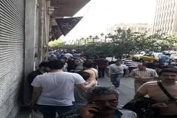 گزارش تصویری نامه نیوز از وضعیت امروز دلار فروشان تهران ؛ تجمع گسترده مردم برای فروش ارز های خانگی