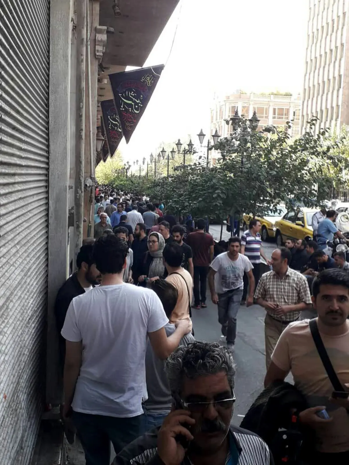 گزارش تصویری نامه نیوز از وضعیت امروز دلار فروشان تهران ؛ تجمع گسترده مردم برای فروش ارز های خانگی