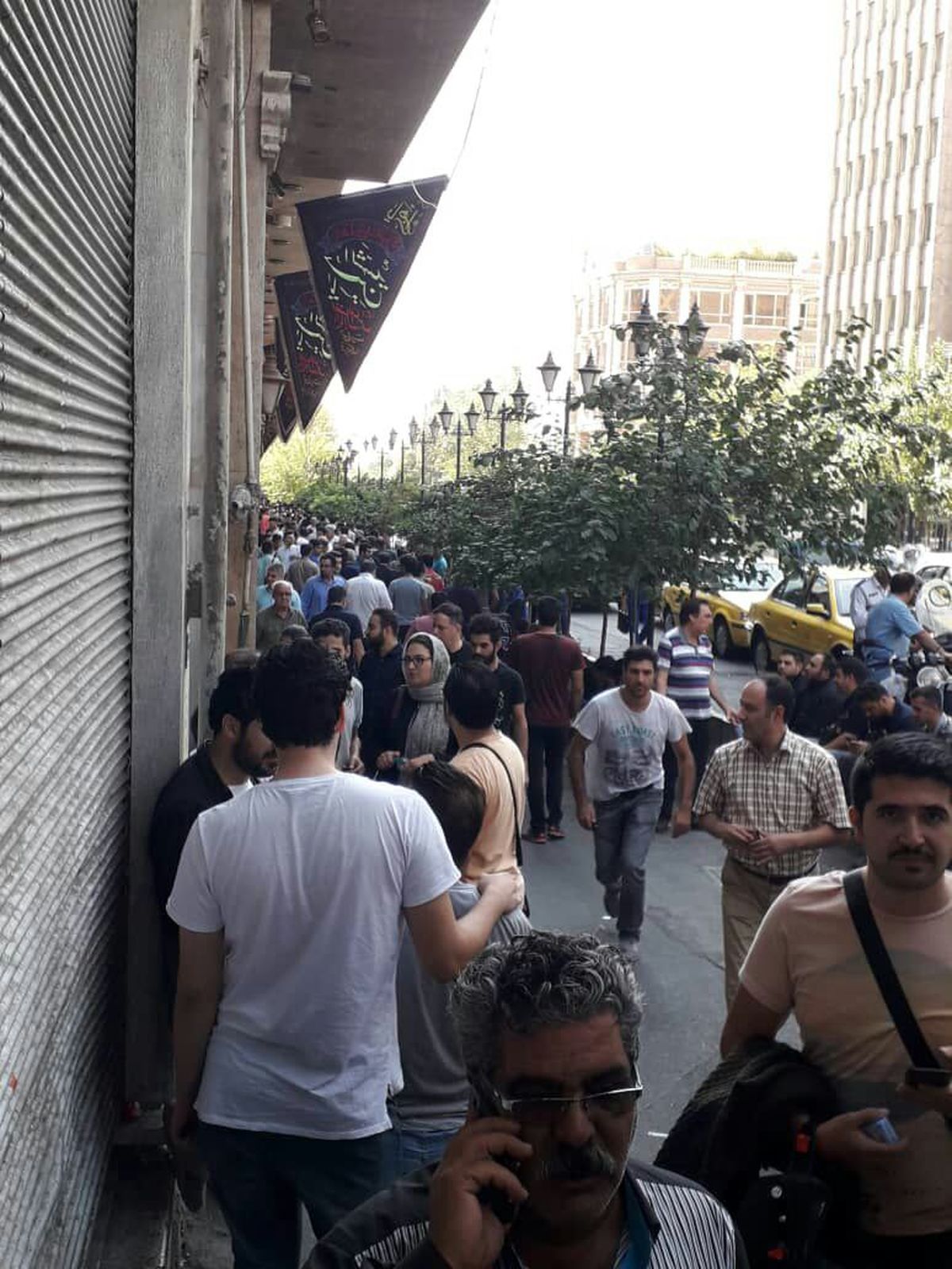 گزارش تصویری نامه نیوز از وضعیت امروز دلار فروشان تهران ؛ تجمع گسترده مردم برای فروش ارز های خانگی