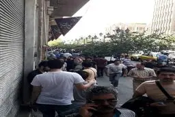 گزارش تصویری نامه نیوز از وضعیت امروز دلار فروشان تهران ؛ تجمع گسترده مردم برای فروش ارز های خانگی