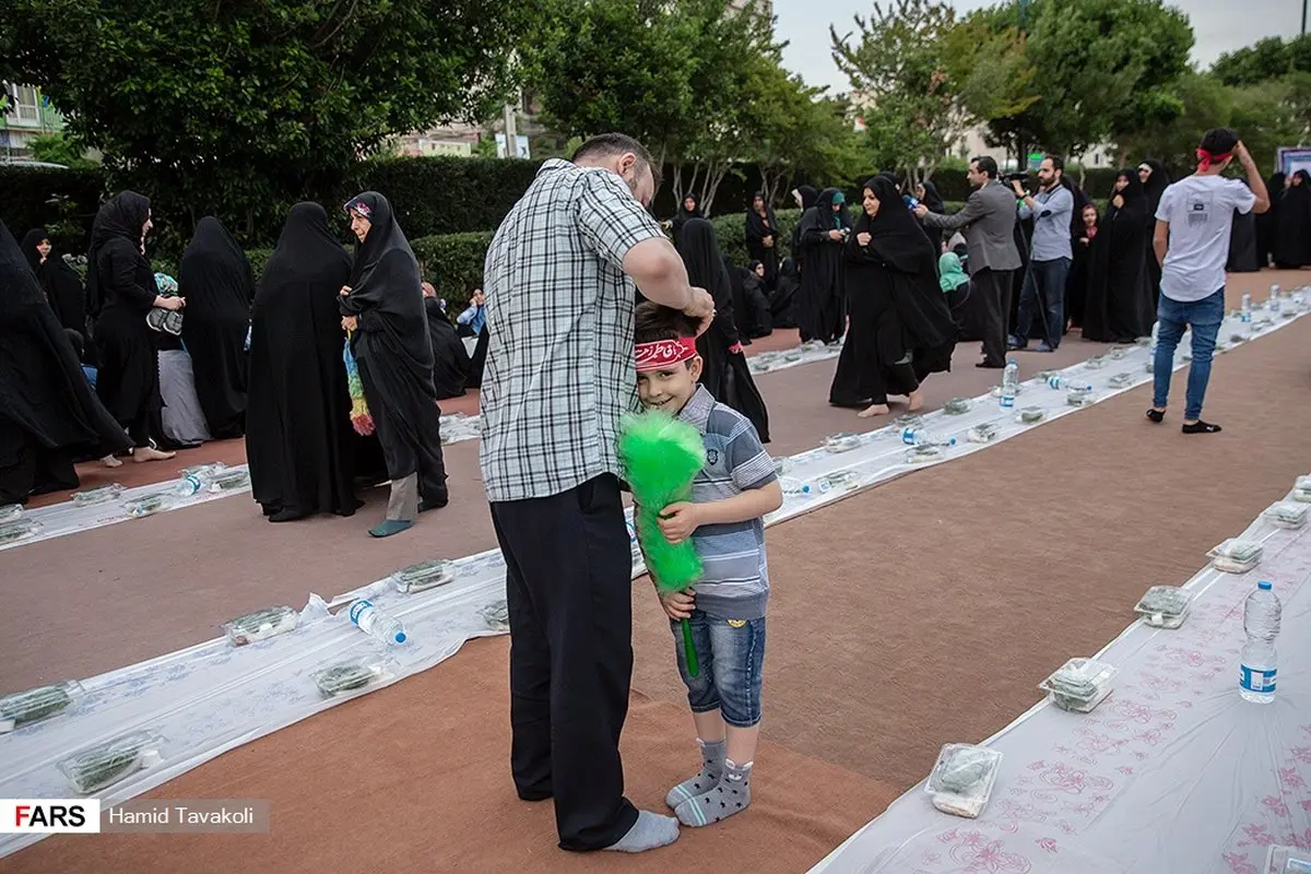 عکس/ تدارک یکی از بزرگترین سفره های افطار در شهران