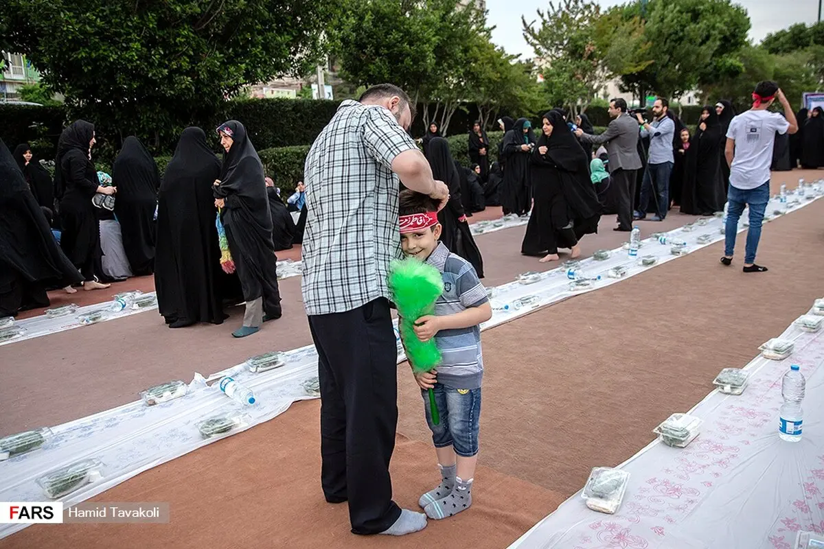 عکس/ تدارک یکی از بزرگترین سفره های افطار در شهران