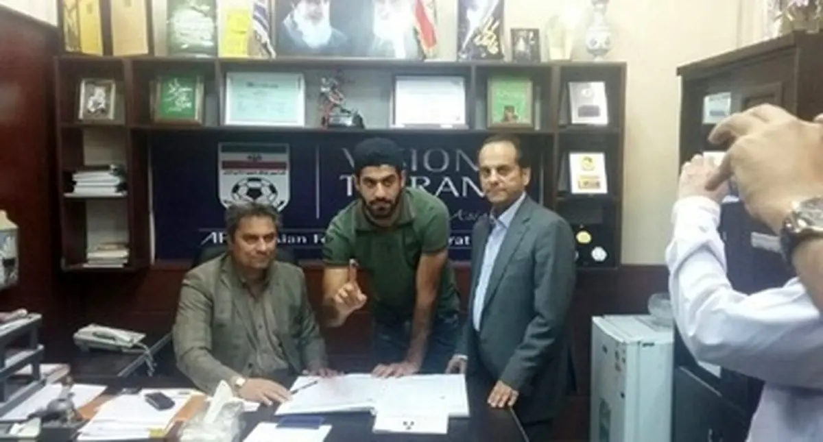 ثبت قرارداد آبی‌ها در هیات فوتبال/ عکس