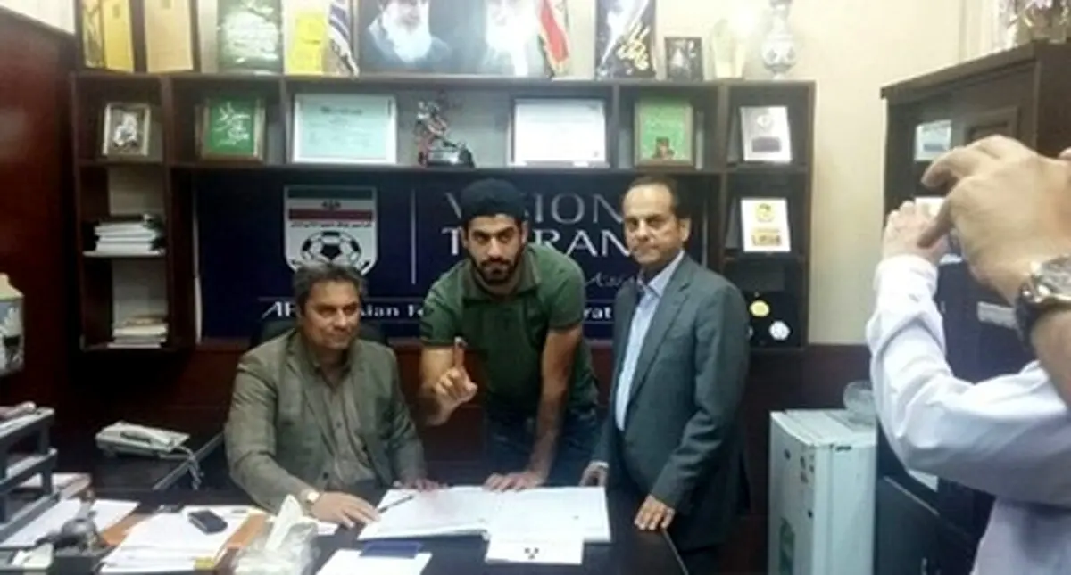 ثبت قرارداد آبی‌ها در هیات فوتبال/ عکس