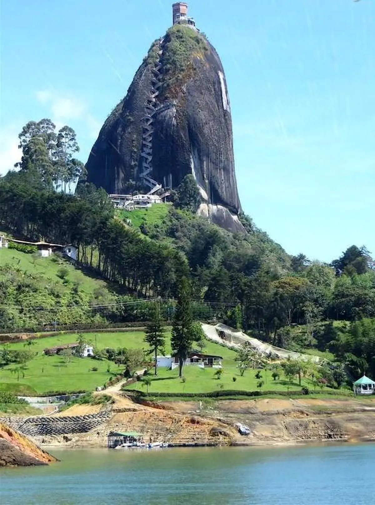 عجیب‌ترین صخره راه پله‌دار جهان / تصاویر
