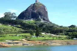 عجیب‌ترین صخره راه پله‌دار جهان / تصاویر