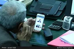 چک کردن تلگرام در صحن علنی مجلس/ عکس