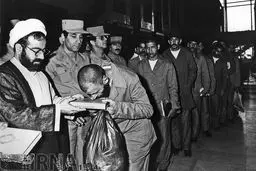 عکس/ آزادی اسرای معلول عراقی سال64