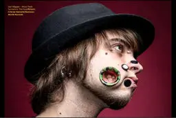 این مرد جوان یک تونل گوشتی متحرک است! + تصاویر