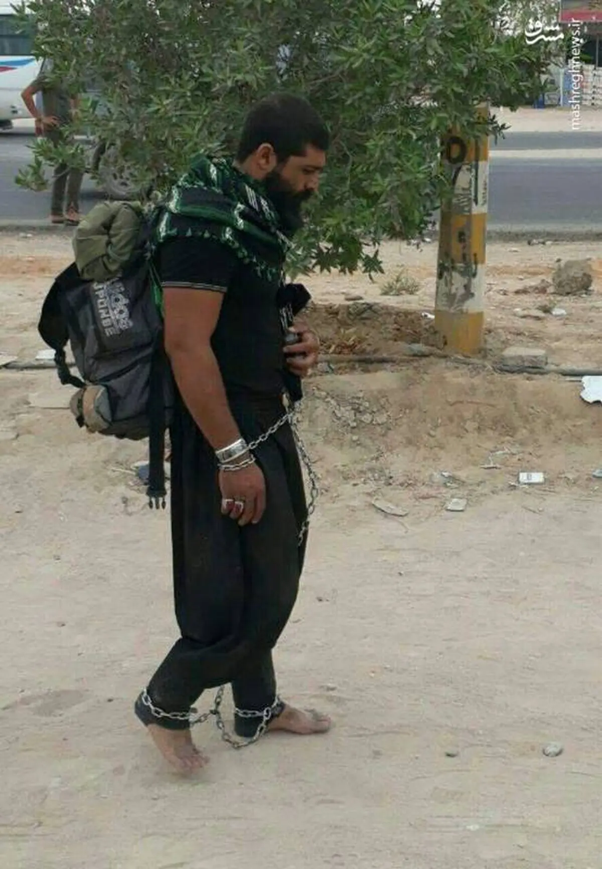 ظاهر متفاوت و عجیب یک زائر در پیاده‌روی اربعین /عکس