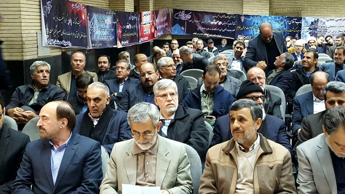 احمدی‌نژاد و آقای کاندیدای احتمالی در مراسم ختم/ عکس