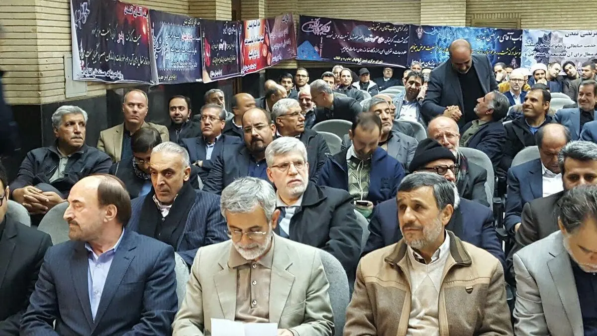 احمدی‌نژاد و آقای کاندیدای احتمالی در مراسم ختم/ عکس