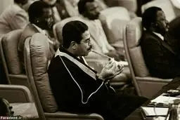 سیگار کشیدن صدام در اجلاس رسمی!/عکس