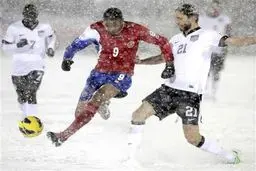 تصاویر/ یک فوتبال عجیب در فضایی خاص!