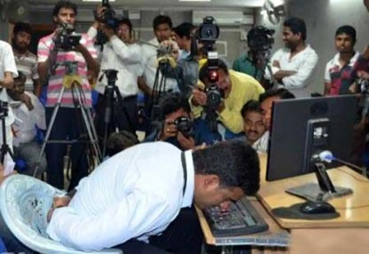 تایپ سریع با بینی این مرد /عکس