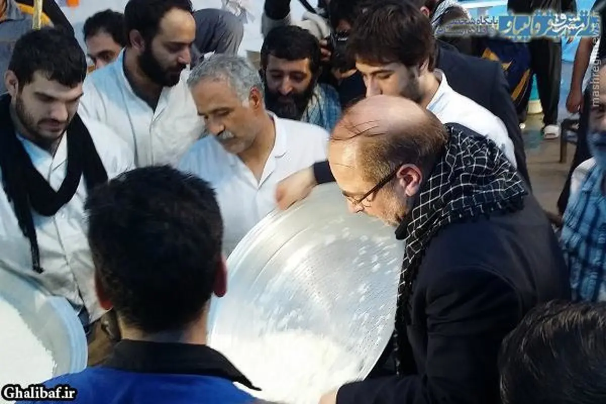 قالیباف در حال آبکش‌کردن برنج نذری/عکس