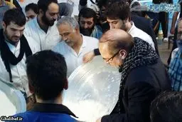 قالیباف در حال آبکش‌کردن برنج نذری/عکس