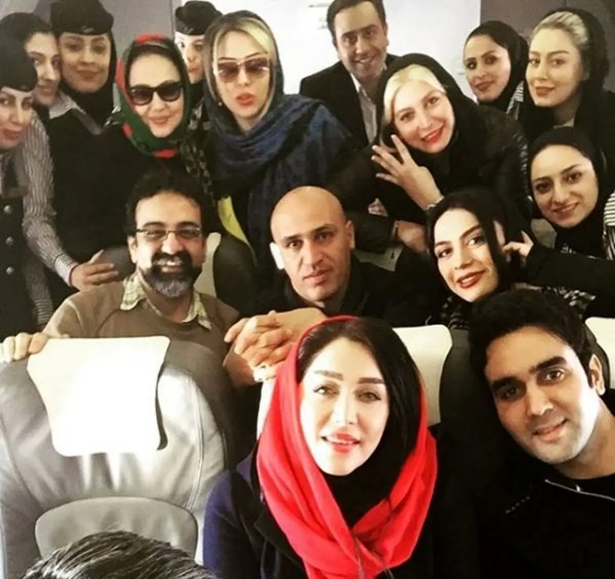 عکس  دست‌جمعی بازیگران در پرواز مشهد